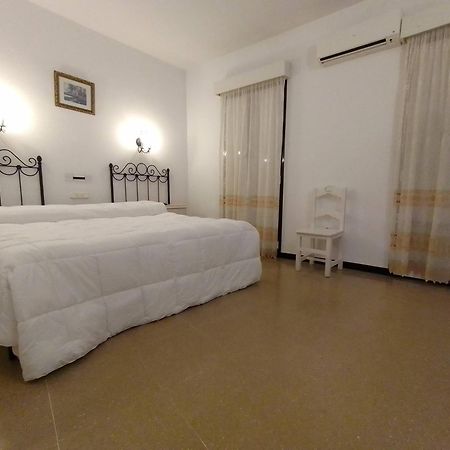 Hostal 2 Estrellas -Restaurante Las Tres Encinas En El Centro Del Pueblo Cabeza la Vaca Luaran gambar
