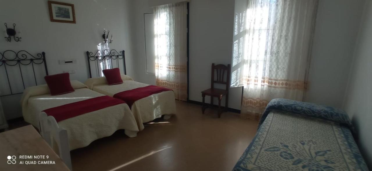 Hostal 2 Estrellas -Restaurante Las Tres Encinas En El Centro Del Pueblo Cabeza la Vaca Luaran gambar
