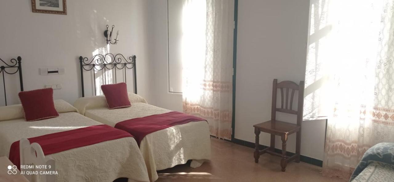 Hostal 2 Estrellas -Restaurante Las Tres Encinas En El Centro Del Pueblo Cabeza la Vaca Luaran gambar