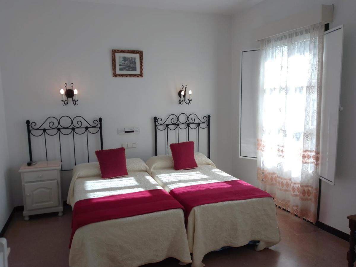 Hostal 2 Estrellas -Restaurante Las Tres Encinas En El Centro Del Pueblo Cabeza la Vaca Luaran gambar