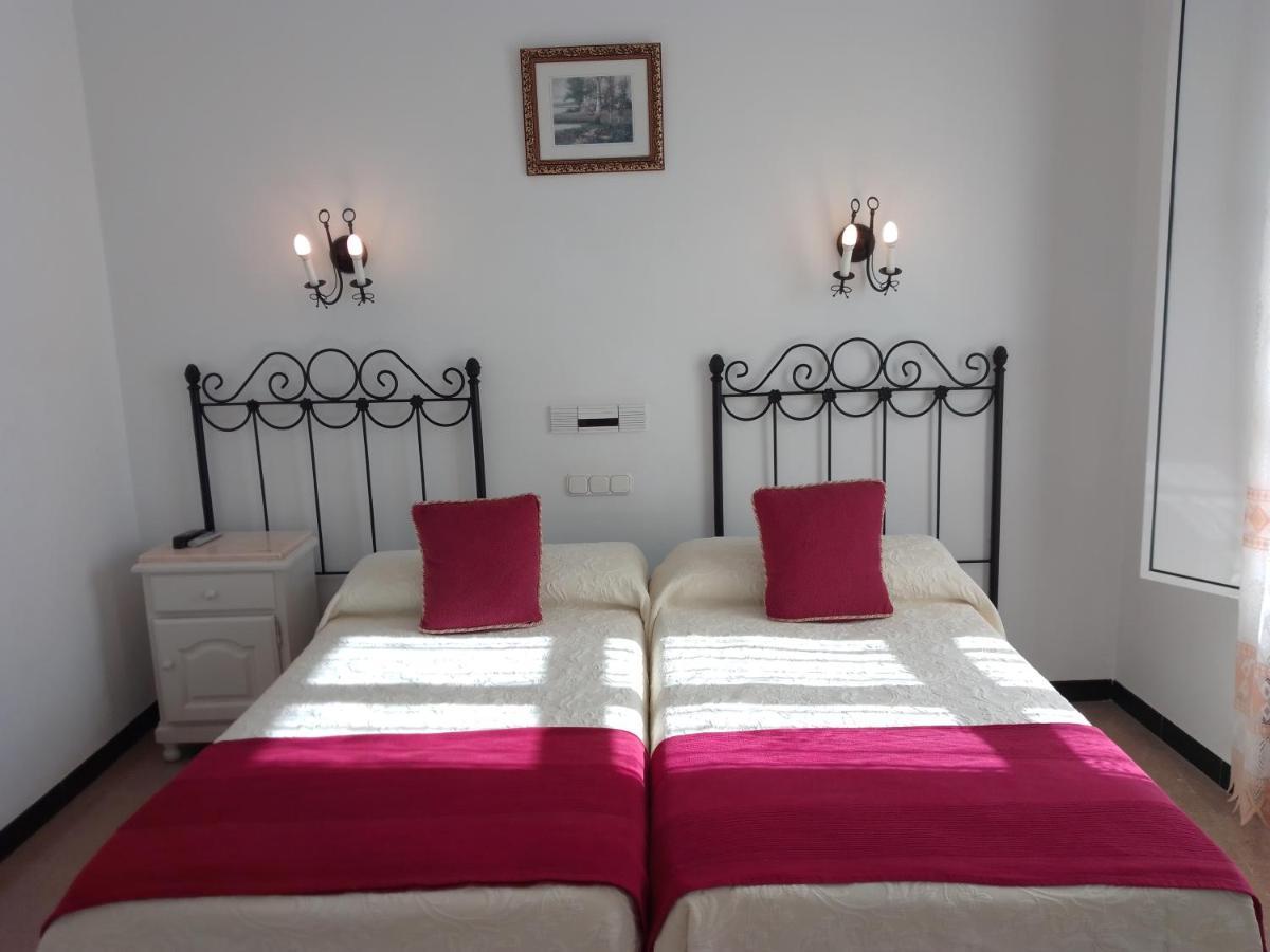 Hostal 2 Estrellas -Restaurante Las Tres Encinas En El Centro Del Pueblo Cabeza la Vaca Luaran gambar