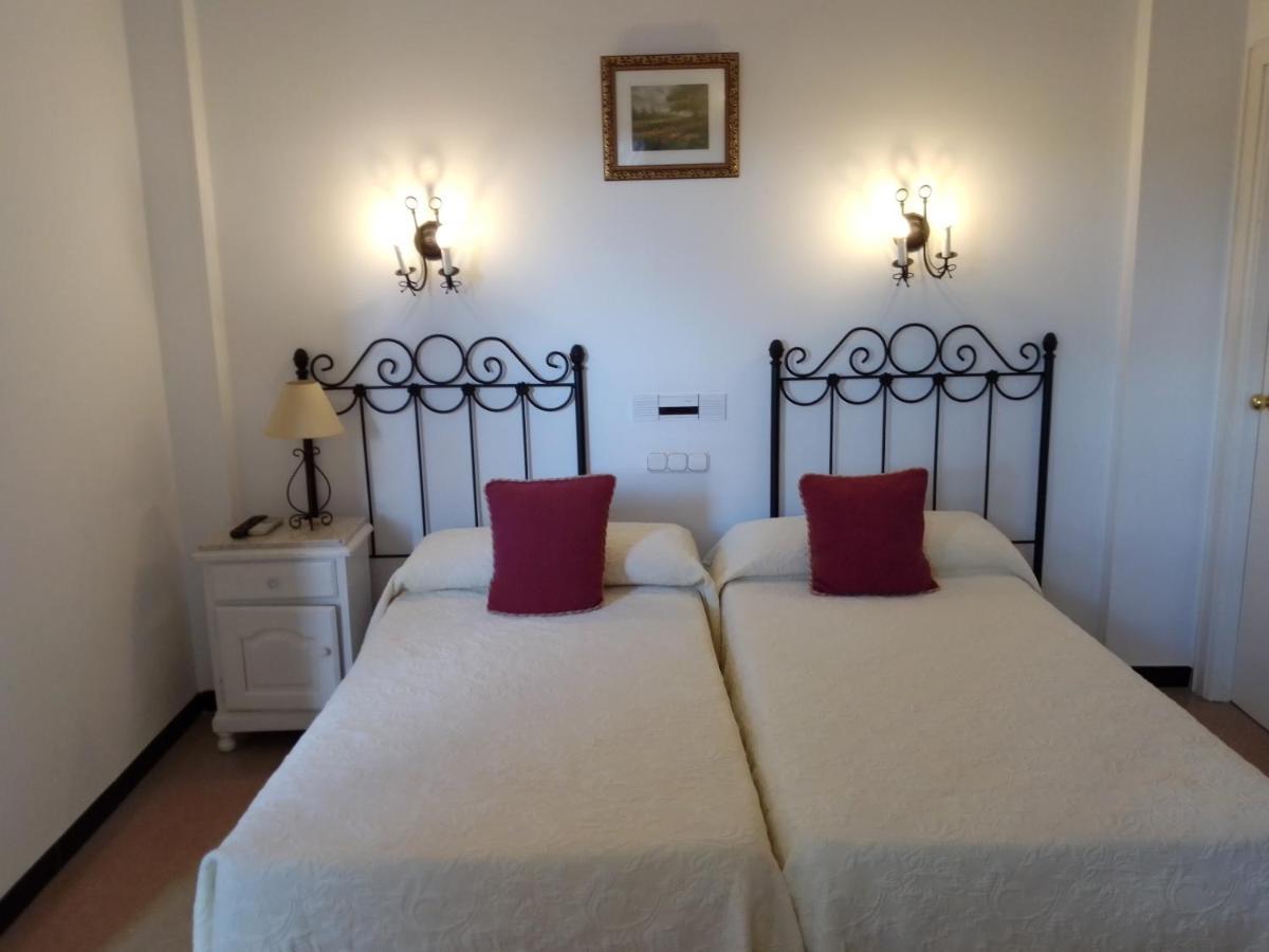 Hostal 2 Estrellas -Restaurante Las Tres Encinas En El Centro Del Pueblo Cabeza la Vaca Luaran gambar