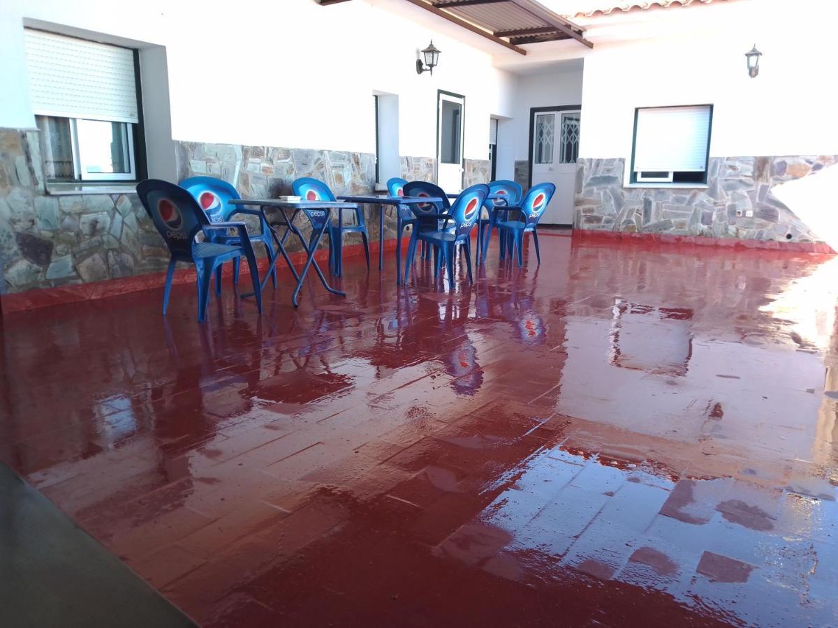 Hostal 2 Estrellas -Restaurante Las Tres Encinas En El Centro Del Pueblo Cabeza la Vaca Luaran gambar