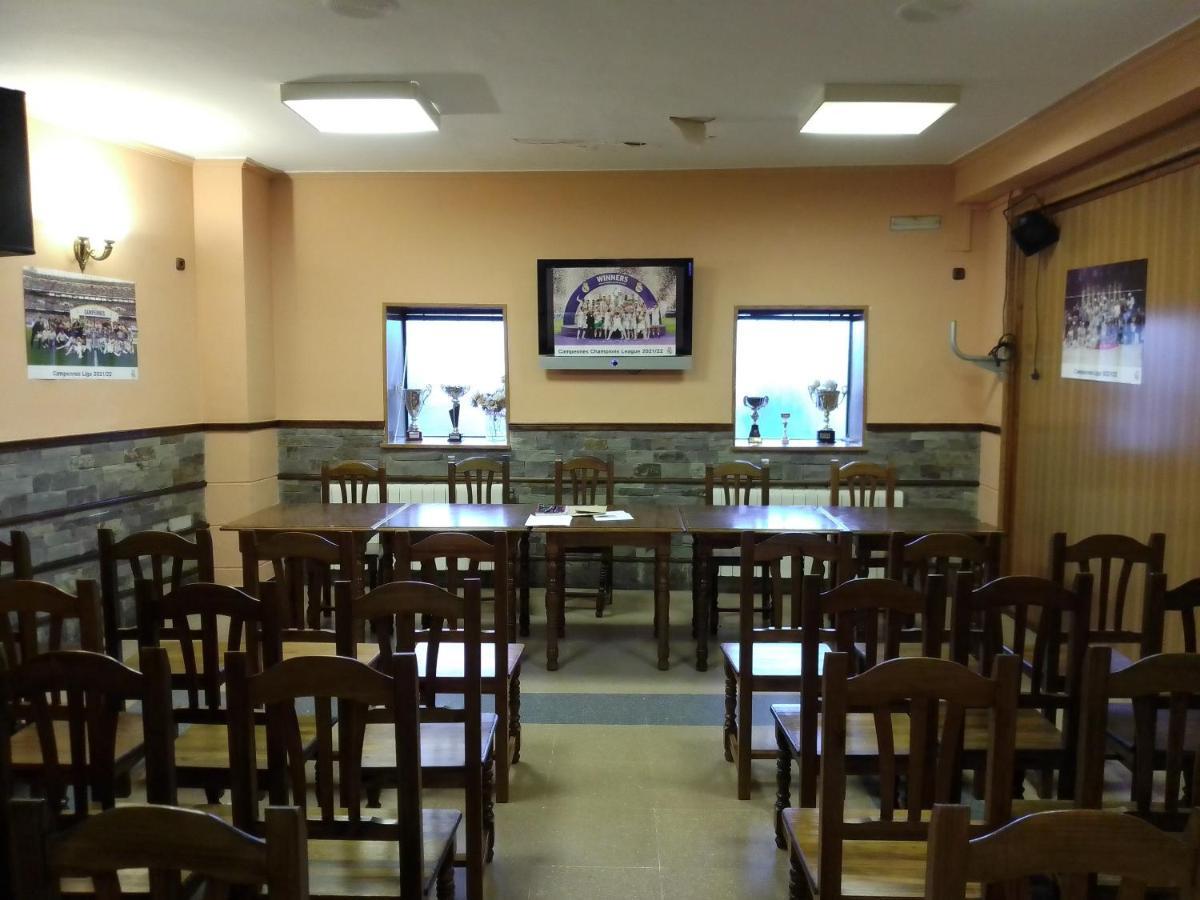 Hostal 2 Estrellas -Restaurante Las Tres Encinas En El Centro Del Pueblo Cabeza la Vaca Luaran gambar