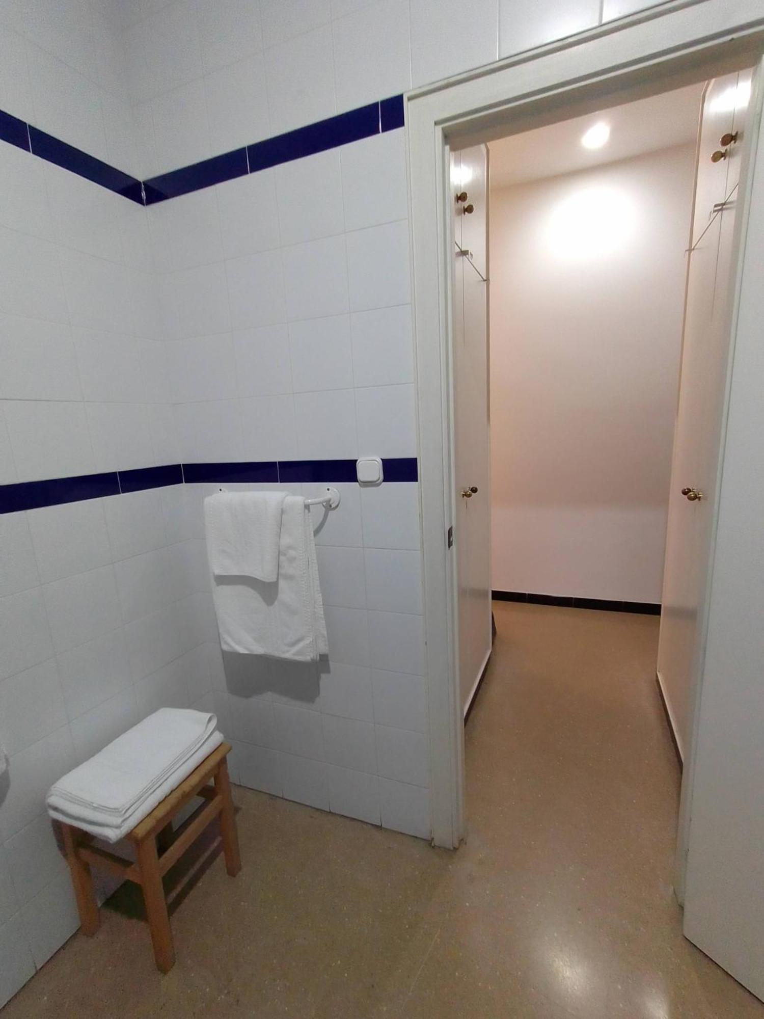 Hostal 2 Estrellas -Restaurante Las Tres Encinas En El Centro Del Pueblo Cabeza la Vaca Luaran gambar
