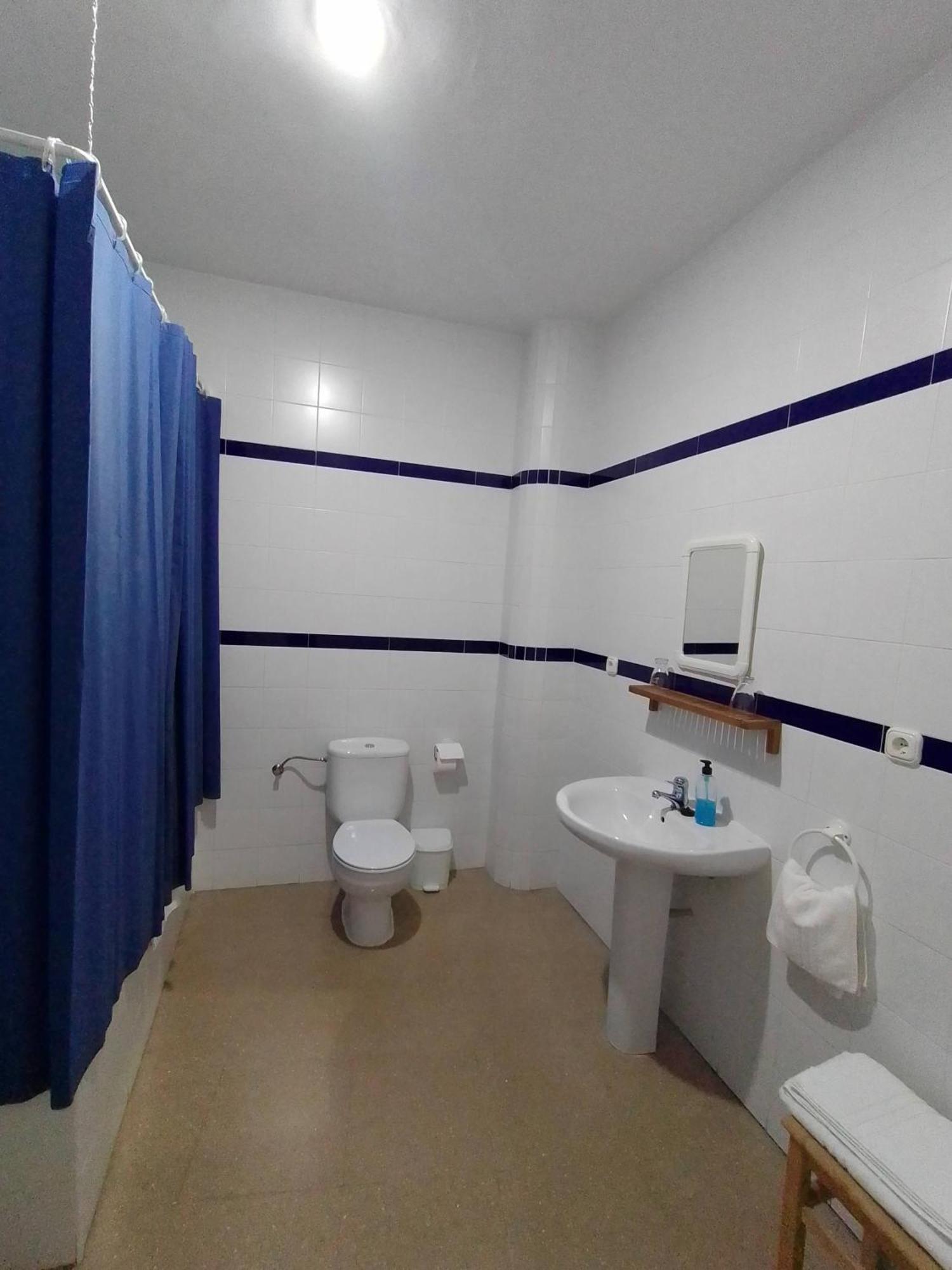 Hostal 2 Estrellas -Restaurante Las Tres Encinas En El Centro Del Pueblo Cabeza la Vaca Luaran gambar