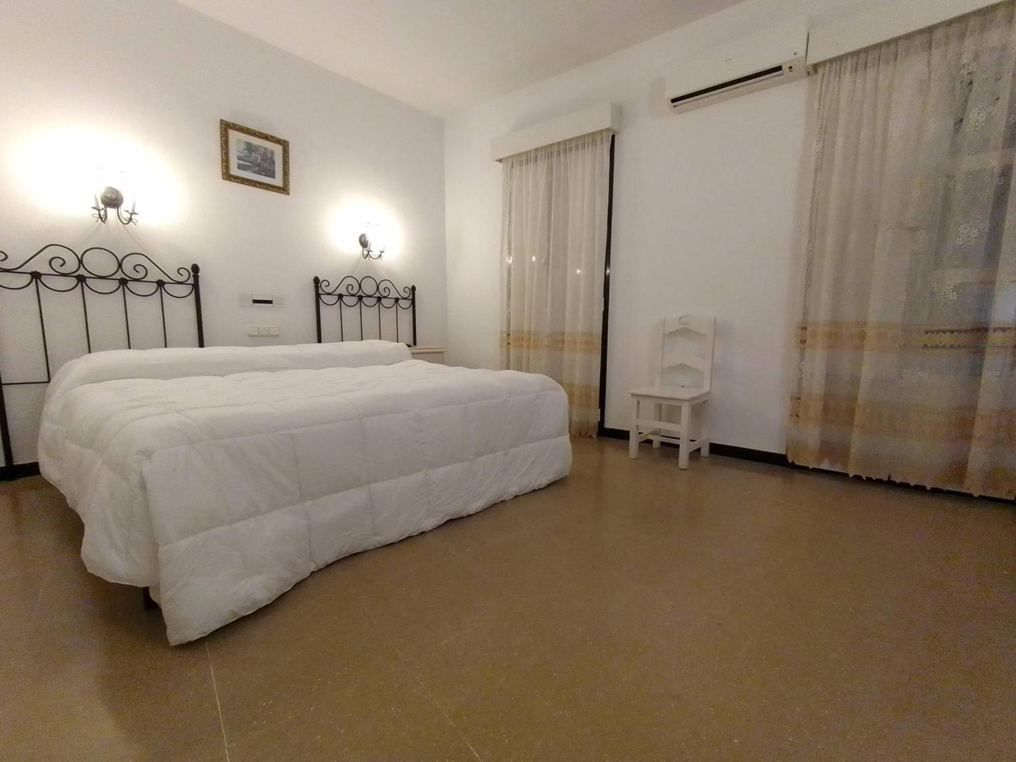 Hostal 2 Estrellas -Restaurante Las Tres Encinas En El Centro Del Pueblo Cabeza la Vaca Luaran gambar